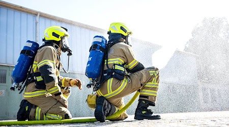 Die Feuerwehr bittet Anwohner, Fenster und Türen geschlossen zu halten. (Archivfoto) / Foto: Sina Schuldt/dpa