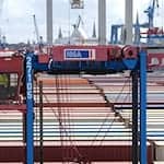 Ein Hubwagen fährt zwischen Containern im Hamburger Hafen umher. (Archivbild)   / Foto: Marcus Brandt/dpa