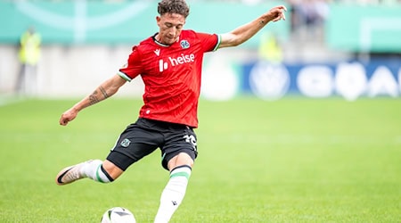 Brachte sein Team im Test gegen Hansa Rostock in Führung: Hannovers Jannik Rochelt.  / Foto: David Inderlied/dpa
