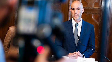 Mit einem humanitären Appell richtet sich Oberbürgermeister Onay an Bund und Länder. / Foto: Michael Matthey/dpa