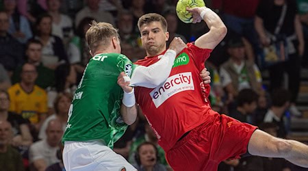 Renars Uscins (r) und die TSV Hannover-Burgdorf treffen auf Skopje. / Foto: Sebastian Räppold/Sportfoto Matthias Koch/dpa