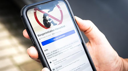Auf einem Handy ist die Facebook-Seite der Bürgerinitiative Harsefeld angezeigt. Eine brutale Jugendgang, ein Warnbrief der Schulen und besorgte Eltern, die sich zusammenschließen: Im kleinen Örtchen Harsefeld bei Stade ging im Frühsommer die Angst um.  / Foto: Sina Schuldt/dpa