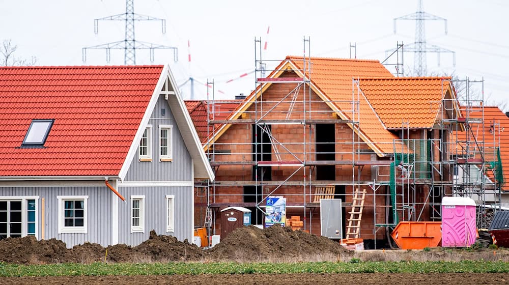 Der Traum vom Einfamilienhaus lässt sich in weiten Teilen Niedersachsens leichter erfüllen, als in anderen Bundesländern. (Archivbild) / Foto: Hauke-Christian Dittrich/dpa