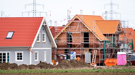 Der Traum vom Einfamilienhaus lässt sich in weiten Teilen Niedersachsens leichter erfüllen, als in anderen Bundesländern. (Archivbild) / Foto: Hauke-Christian Dittrich/dpa