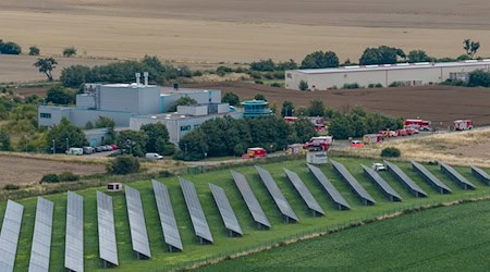Die Feuerwehr und weitere Einsatzkräfte sind in Osterwieck im Einsatz. (Aufnahme mit einer Drohne) / Foto: Stefan Sobotta/dpa