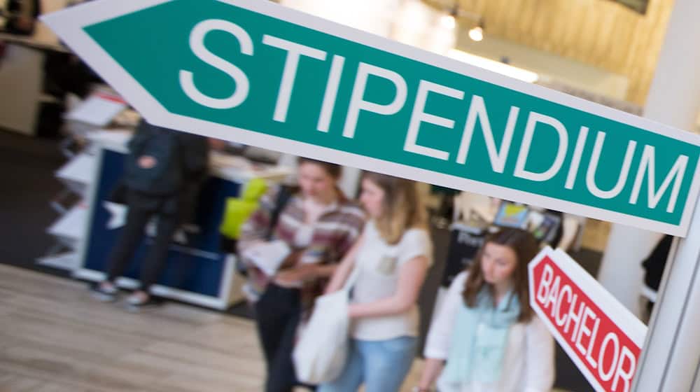 Das Deutschlandstipendium fördert begabte Studierende an staatlichen und staatlich anerkannten Hochschulen einkommensunabhängig mit monatlich 300 Euro. (Symbolbild) / Foto: Florian Schuh/dpa
