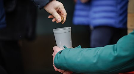 Auf Spenden angewiesen sein will niemand – doch viele Niedersachsen leben an der Armutsgrenze. (Symbolbild) / Foto: Friso Gentsch/dpa