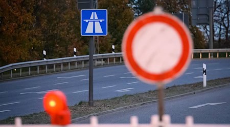 Mehrere Jugendliche haben am Samstag Steine von einer Brücke auf die Autobahn geworfen. (Symbolbild) / Foto: Jonas Walzberg/dpa