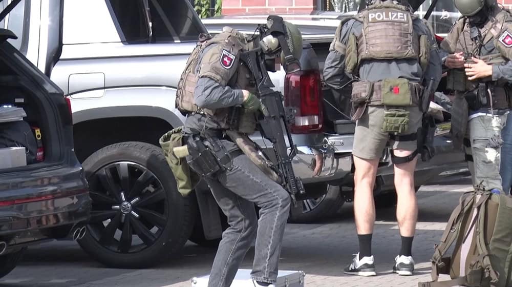 Schwer bewaffnete Einsatzkräfte rückten im Herbst 2023 wegen einer Softair-Waffe an. Jetzt muss ein Jugendlicher für den Großeinsatz zahlen. (Archivbild) / Foto: -/NMW-TV/dpa