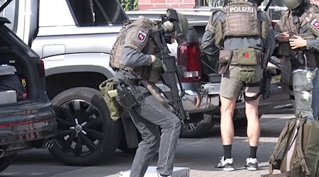 Schwer bewaffnete Einsatzkräfte rückten im Herbst 2023 wegen einer Softair-Waffe an. Jetzt muss ein Jugendlicher für den Großeinsatz zahlen. (Archivbild) / Foto: -/NMW-TV/dpa