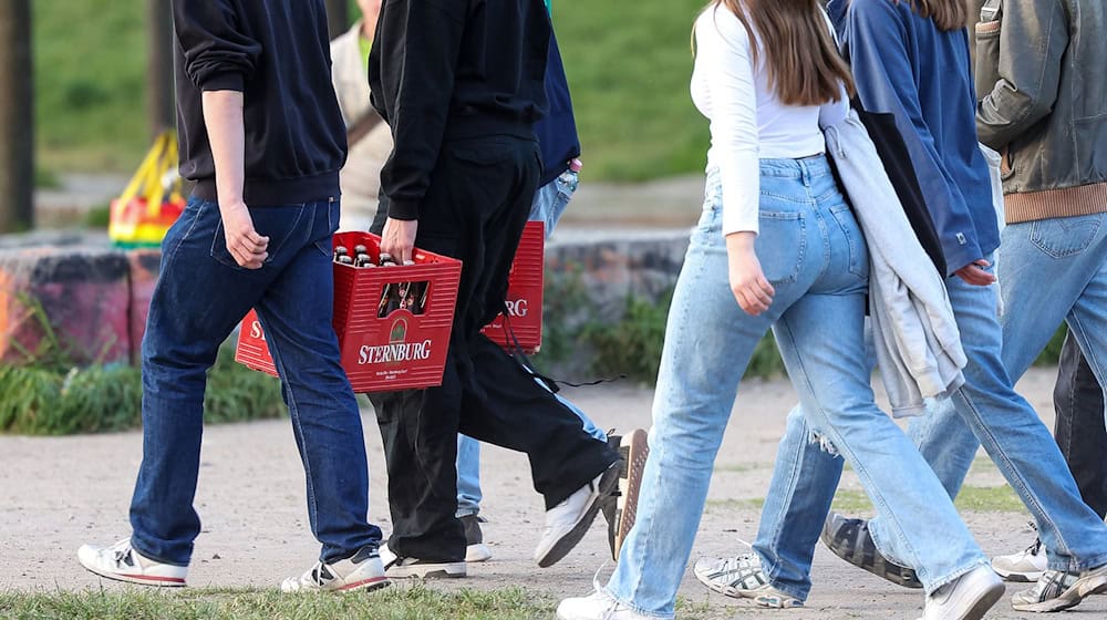 Bier und Wein darf man in Deutschland ab 16 Jahren trinken, laut einer Umfrage wünschen sich 52 Prozent eine Anhebung dieser Altersgrenze. (Symbolbild) / Foto: Gerald Matzka/dpa