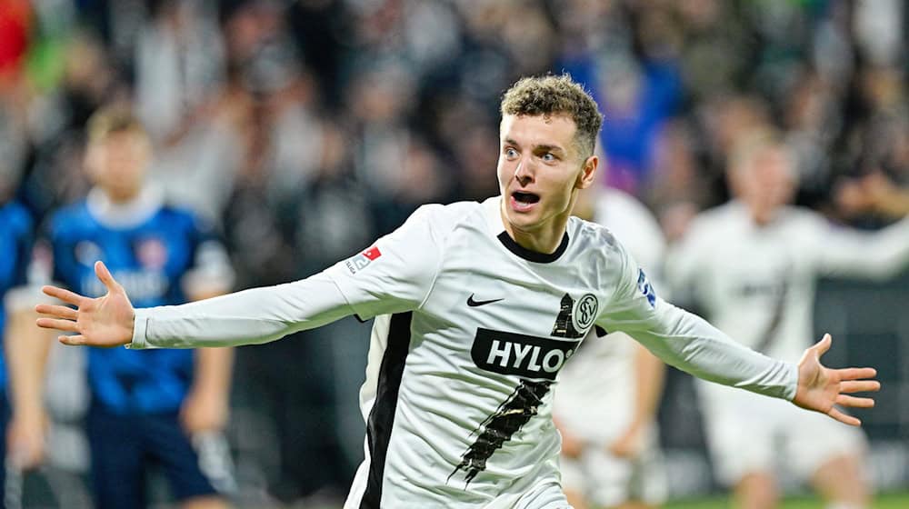 Kein Wechsel zu Werder: Stürmer Fisnik Asllani unterschrieb einen neuen Vertrag in Hoffenheim. / Foto: Uwe Anspach/dpa