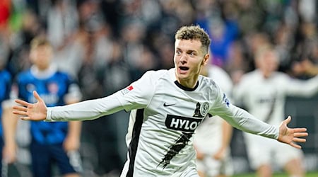 Kein Wechsel zu Werder: Stürmer Fisnik Asllani unterschrieb einen neuen Vertrag in Hoffenheim. / Foto: Uwe Anspach/dpa