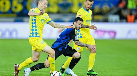 Kehrt nicht nach Braunschweig zurück: Abwehrspieler Paul Jaeckel (l). / Foto: Uwe Anspach/dpa