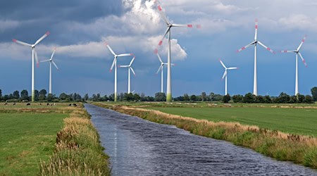 Für die Erzeugung von grünem Wasserstoff wird neben Ökostrom, etwa aus Windkraft, Wasser benötigt. (Archivbild) / Foto: picture alliance / Ingo Wagner/dpa