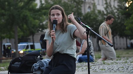 Luisa Neubauer, Sprecherin von Fridays for Future, hält eine neue Gasförderung in der Nordsee vor der Insel Borkum für nicht notwendig. (Archivbild) / Foto: Paul Zinken/dpa