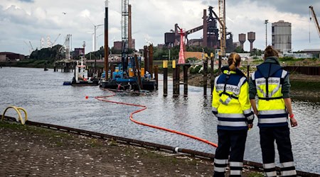 Einsatzkräfte haben eine Ölsperre errichtet. / Foto: Sina Schuldt/dpa