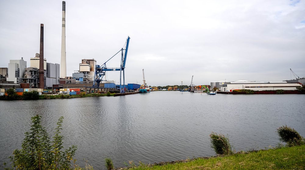 Ein Schlepper ist nach einem Unfall im Bremer Industriehafen gesunken. (Archivbild) / Foto: Sina Schuldt/dpa