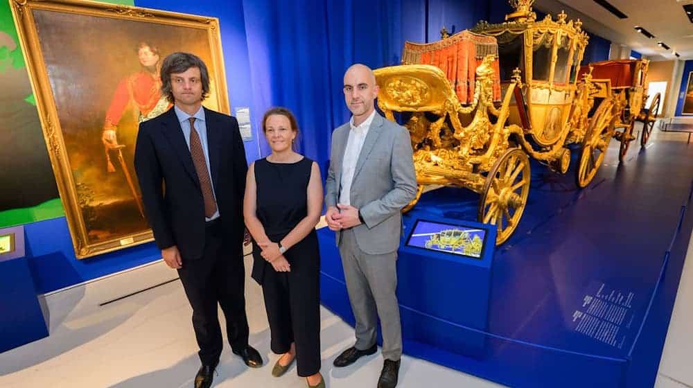 Ernst August Prinz von Hannover (links), Hannovers Kulturdezernentin Eva Bender und Oberbürgermeister Belit Onay (Grüne) präsentieren die neue Ausstellung über das Königreich Hannover zwischen 1814 und 1866. / Foto: Julian Stratenschulte/dpa