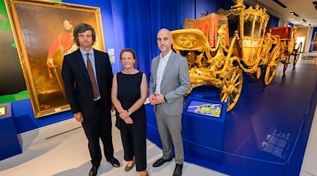 Ernst August Prinz von Hannover (links), Hannovers Kulturdezernentin Eva Bender und Oberbürgermeister Belit Onay (Grüne) präsentieren die neue Ausstellung über das Königreich Hannover zwischen 1814 und 1866. / Foto: Julian Stratenschulte/dpa
