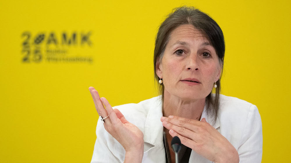 Einen Blick über die Grenze nach Dänemark wirft Agrarministerin Miriam Staudte (Grüne) bei einem Besuch Ende August. (Archivbild) / Foto: Soeren Stache/dpa