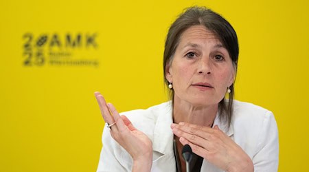 Einen Blick über die Grenze nach Dänemark wirft Agrarministerin Miriam Staudte (Grüne) bei einem Besuch Ende August. (Archivbild) / Foto: Soeren Stache/dpa