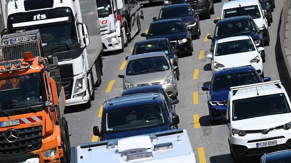 Bereits am Samstagvormittag kommt es zu ersten Staus auf der A7. (Symbolbild) / Foto: David Hammersen/dpa