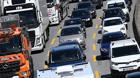 Bereits am Samstagvormittag kommt es zu ersten Staus auf der A7. (Symbolbild) / Foto: David Hammersen/dpa