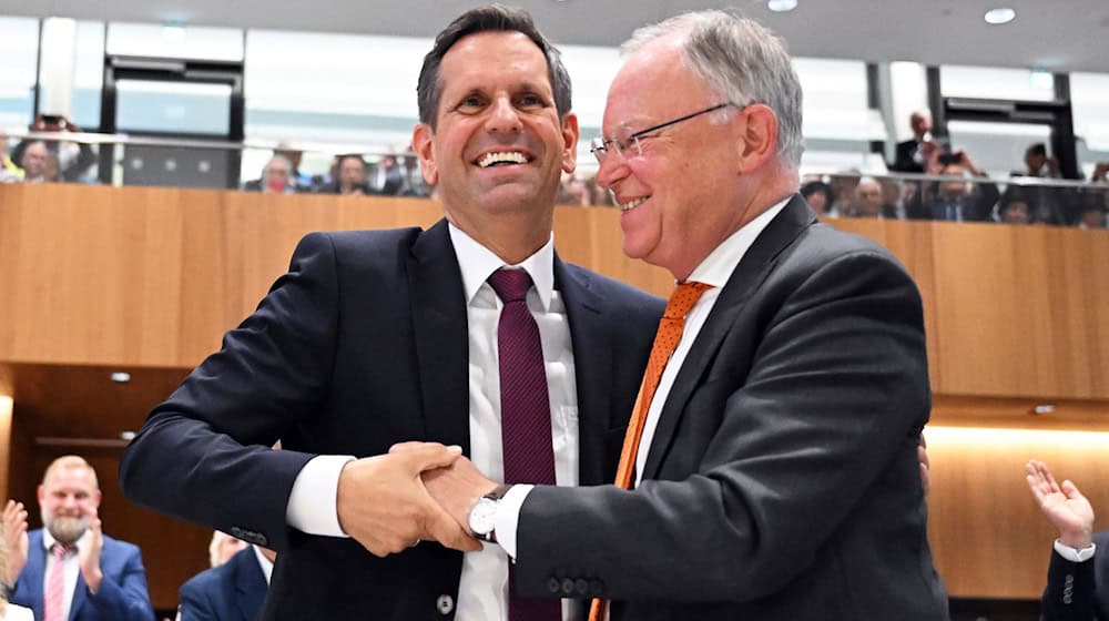 Niedersachsen bleibt dran: Weil (r) bringt sich auch nach seinem Abschied als Regierungschef weiter ein – mit Rückendeckung von Lies. (Archivbild) / Foto: Julian Stratenschulte/dpa