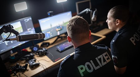 Gemeinsam zocken und Fragen beantworten: Die Polizei Hannover streamt bei Twitch - nach eigenen Angaben als erste Polizeibehörde bundesweit. (Archivbild) / Foto: Moritz Frankenberg/dpa