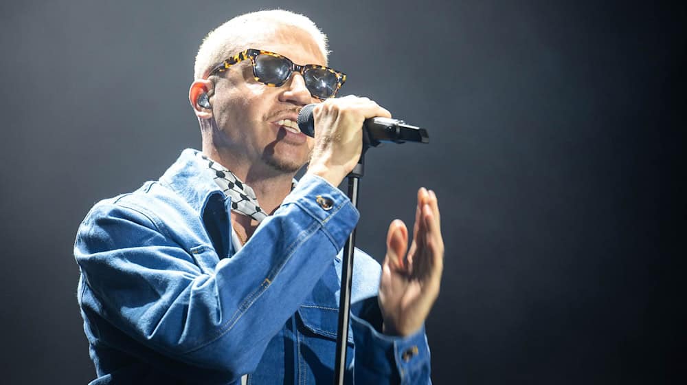 Der US-Rapper Macklemore spielte auf dem Deichbrand-Festival 2025 als Headliner und warf Israel auf der Bühne erneut einen Völkermord vor. / Foto: Sina Schuldt/dpa