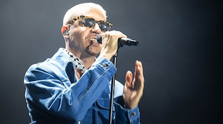 Der US-Rapper Macklemore spielte auf dem Deichbrand-Festival 2025 als Headliner und warf Israel auf der Bühne erneut einen Völkermord vor. / Foto: Sina Schuldt/dpa