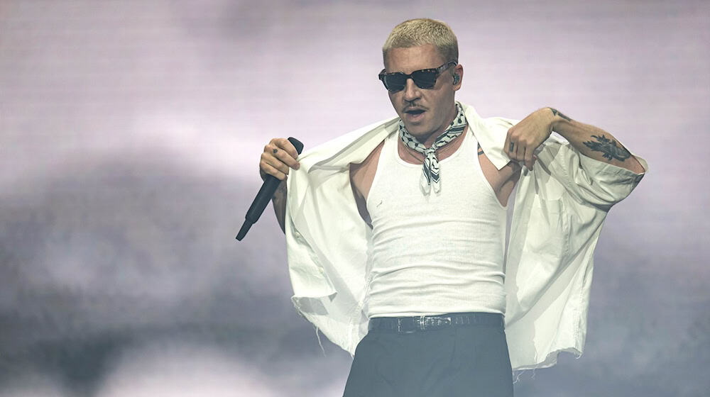 Der US-Rapper Macklemore positionierte sich auf dem Deichbrand-Festival 2025 abermals klar propalästinensisch. / Foto: Sina Schuldt/dpa