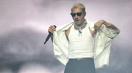 Der US-Rapper Macklemore positionierte sich auf dem Deichbrand-Festival 2025 abermals klar propalästinensisch. / Foto: Sina Schuldt/dpa
