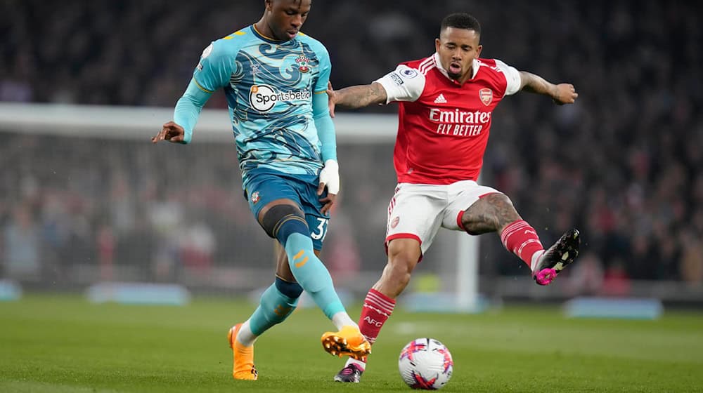 In der Bundesliga begehrt: Armel Bella-Kotchap vom FC Southampton (l). / Foto: Kirsty Wigglesworth/AP/dpa