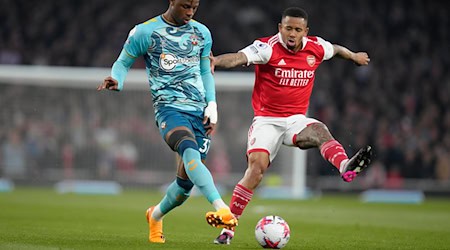 In der Bundesliga begehrt: Armel Bella-Kotchap vom FC Southampton (l). / Foto: Kirsty Wigglesworth/AP/dpa