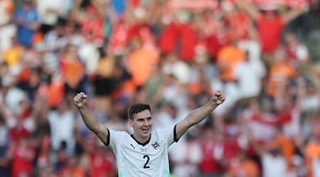 Maximilian Wöber soll bei Werder Bremen hoch im Kurs stehen. / Foto: Andreas Gora/dpa