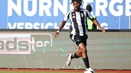 Samuel Mbangula soll vor einer Vertragsunterzeichnung bei Werder Bremen stehen. / Foto: Daniel Karmann/dpa