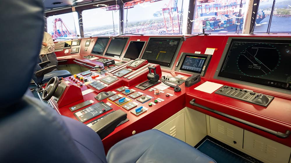 Von der Kommandobrücke aus wird das Schiff kontrolliert und gesteuert. (Archivbild)  / Foto: Jonas Walzberg/dpa