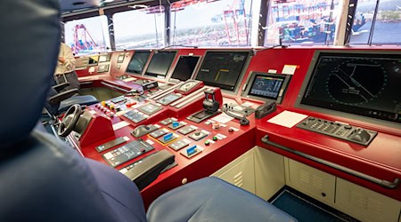Von der Kommandobrücke aus wird das Schiff kontrolliert und gesteuert. (Archivbild)  / Foto: Jonas Walzberg/dpa