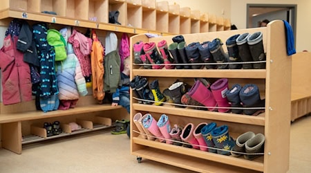 Die Stiefel stehen bereit, doch vielerorts fehlt das Personal: Niedersachsen reagiert mit neuen Förderplänen auf die Lage in den Kitas. (Symbolbild) / Foto: Friso Gentsch/dpa