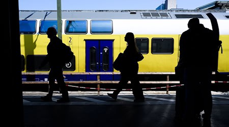 Gelb‑blau durch den Norden: Der Metronom rollt seit 2003 auf den Strecken zwischen Hamburg, Bremen und Hannover. (Archivbild) / Foto: Julian Stratenschulte/dpa