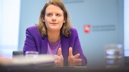 Der Rechtsanspruch auf Ganztagsbetreuung wird laut Kultusministerin Julia Willie Hamburg nicht überall reibungslos anlaufen. (Archivbild) / Foto: Julian Stratenschulte/dpa