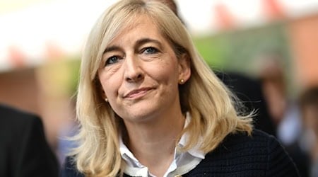 Gesundheitsministerin Warken in Braunschweig – die Finanzlage der Kassen bleibt ein politisches Dauerthema. / Foto: Julian Stratenschulte/dpa