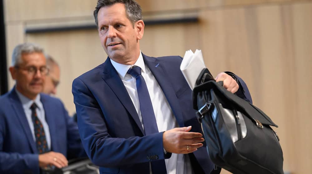 Mit gepackten Taschen auf Sommertour: Olaf Lies informiert sich über Bevölkerungsschutz und soziale Projekte. (Archivbild) / Foto: Julian Stratenschulte/dpa