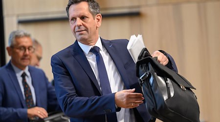 Mit gepackten Taschen auf Sommertour: Olaf Lies informiert sich über Bevölkerungsschutz und soziale Projekte. (Archivbild) / Foto: Julian Stratenschulte/dpa