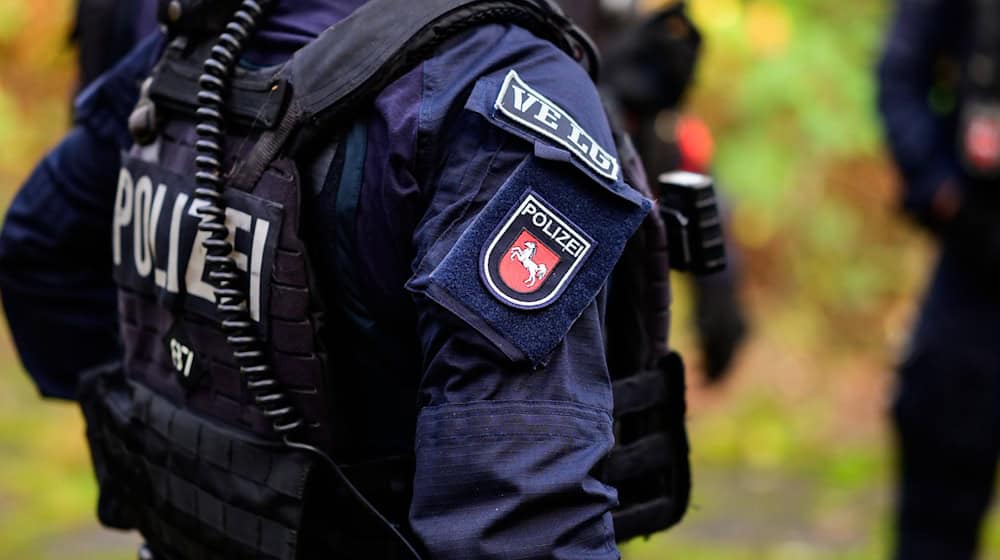 Zwei Männer waren Anfang April durch Schüsse aus einem fahrenden Auto in der Gemeinde Stuhr schwer verletzt worden. Nun meldet die Polizei einen Ermittlungserfolg. (Symbolbild)  / Foto: Philipp Schulze/dpa