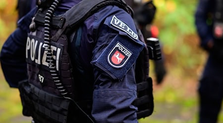 Zwei Männer waren Anfang April durch Schüsse aus einem fahrenden Auto in der Gemeinde Stuhr schwer verletzt worden. Nun meldet die Polizei einen Ermittlungserfolg. (Symbolbild)  / Foto: Philipp Schulze/dpa