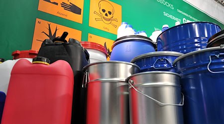 Gefährliche Güter werden international in neun Gefahrklassen unterteilt. Je nach Klasse erfolgt eine standardisierte Kennzeichnung. (Symbolbild) / Foto: picture alliance / ZB