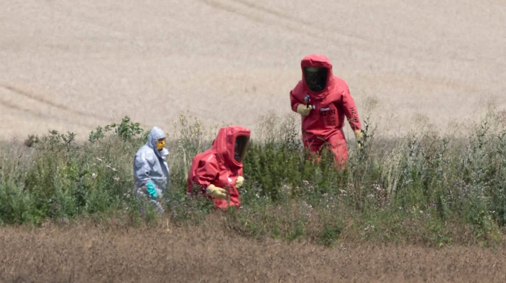 Einsatzkräfte sicherten die Fundstellen des Stoffes auf einem an die Firma angrenzenden Feld.  / Foto: Stefan Sobotta/dpa